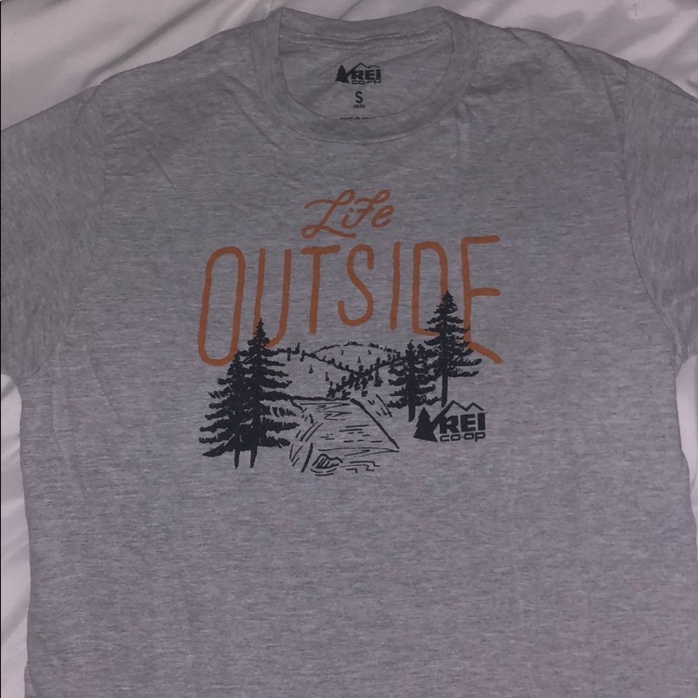 grey tshirt